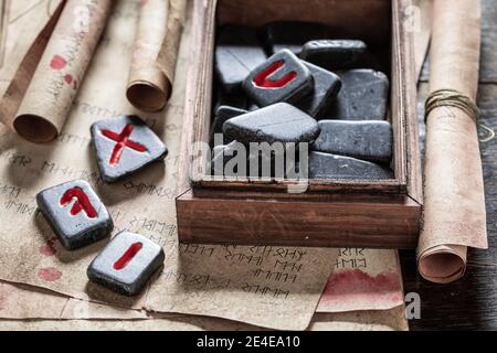 Closeup di divinazione magica da antiche pietre rune fatto di Linguaggio celtico Foto Stock