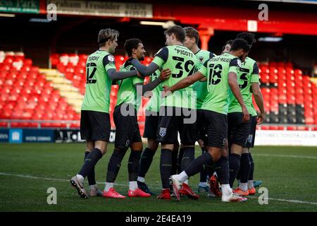 CREWE, INGHILTERRA. 23 GENNAIO: Wimbledons Joel Piggot celebra il suo 1-0 durante la partita Sky Bet League 1 tra Crewe Alexandra e AFC Wimbledon all'Alexandra Stadium di Crewe sabato 23 gennaio 2021. (Credit: Chris Donnelly | MI News) Credit: MI News & Sport /Alamy Live News Foto Stock