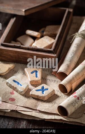 Closeup di antiche pietre futark rune, vecchi manoscritti e rotoli Foto Stock