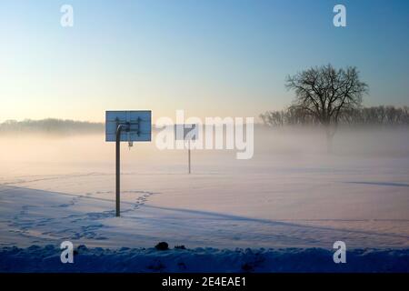 Rime gelo e nebbia su un campo di pallacanestro innevato al Warner Park martedì 5 gennaio 2021 a Madison, Wisconsin. Foto Stock