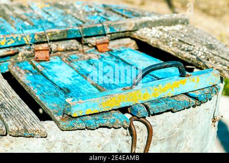 Telaio di legno di bene . Parte superiore in legno dell'antico pozzo d'acqua Foto Stock