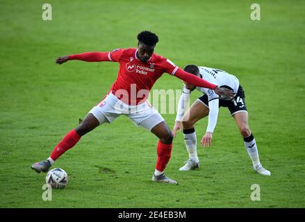 Nottingham Forest's Loic MBE SOH (a sinistra) e Swansea City's Conor Hoourihane battaglia per la palla durante la quarta partita degli Emirates fa Cup al Liberty Stadium di Swansea. Data immagine: Sabato 23 gennaio 2021. Foto Stock