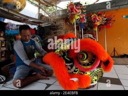 Bogor, Indonesia. 23 gennaio 2021. Un artigiano creatore di leoni (Barongsai) e drago (Liong) costumi da ballo, ispeziona le sue creazioni all'interno della sua casa prima delle celebrazioni lunari di Capodanno, a Bogor, Indonesia il 23 gennaio 2021. Milioni di cinesi in tutto il mondo celebreranno il nuovo anno lunare, il 2021 è l'anno dell'Ox, che cade il 12 febbraio in mezzo alla pandemia globale del coronavirus COVID-19. (Foto di Adrian/INA Photo Agency/Sipa USA) Credit: Sipa USA/Alamy Live News Foto Stock