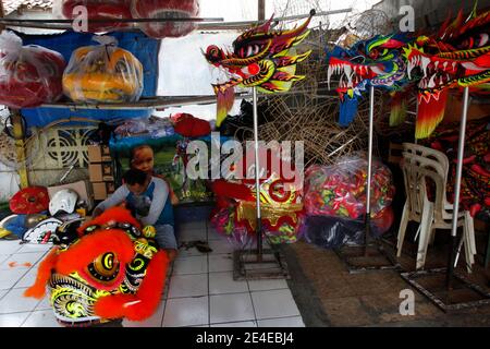 Bogor, Indonesia. 23 gennaio 2021. Un artigiano creatore di leoni (Barongsai) e drago (Liong) costumi da ballo, ispeziona le sue creazioni all'interno della sua casa prima delle celebrazioni lunari di Capodanno, a Bogor, Indonesia il 23 gennaio 2021. Milioni di cinesi in tutto il mondo celebreranno il nuovo anno lunare, il 2021 è l'anno dell'Ox, che cade il 12 febbraio in mezzo alla pandemia globale del coronavirus COVID-19. (Foto di Adrian/INA Photo Agency/Sipa USA) Credit: Sipa USA/Alamy Live News Foto Stock