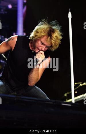 Jon Bon Jovi di Bon Jovi in scena al 'Chris Tarrant Capital Request Concert' tenutosi alla Wembley Arena di Londra, Regno Unito. 7 settembre 2002 Foto Stock