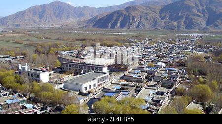 (210123) -- LHASA, 23 gennaio 2021 (Xinhua) -- Foto scattata il 20 marzo 2018 mostra la vista di Khesum nella città di Shannan, regione autonoma del Tibet della Cina sudoccidentale. PER ANDARE CON 'ProsperityOnThePlateau: Vita più luminosa nel villaggio pionieristico riforma democratica' (Xinhua/Yu Gang) Foto Stock