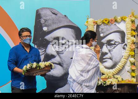 Kolkata, India. 23 gennaio 2021. Il Ministro Capo del Bengala Occidentale Mamata Banerjee inaugura il programma del 125° anniversario di nascita di Netaji a Kolkata il 23 gennaio. Migliaia di persone si uniscono al rally per celebrare la giornata. Netaji Subhas Chandra Bose è nato il 23 gennaio 1897 a Cuttack. È conosciuto fra i combattenti di libertà più venerati dell'India. (Foto di Snehasish Bodhak/Pacific Press/Sipa USA) Credit: Sipa USA/Alamy Live News Foto Stock