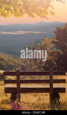 Panca di montagna a Hervas, che si affaccia sulla palude Gabriel y Galan al tramonto Foto Stock