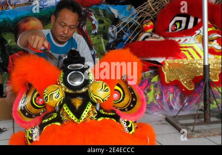 Bogor, Indonesia. 23 gennaio 2021. Un artigiano creatore di leoni (Barongsai) e drago (Liong) costumi da ballo, ispeziona le sue creazioni all'interno della sua casa prima delle celebrazioni lunari di Capodanno, a Bogor, Indonesia il 23 gennaio 2021. Milioni di cinesi in tutto il mondo celebreranno il nuovo anno lunare, il 2021 è l'anno dell'Ox, che cade il 12 febbraio in mezzo alla pandemia globale del coronavirus COVID-19. (Foto di Adrian/INA Photo Agency/Sipa USA) Credit: Sipa USA/Alamy Live News Foto Stock