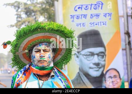 Kolkata, India. 23 gennaio 2021. Il Ministro Capo del Bengala Occidentale Mamata Banerjee inaugura il programma del 125° anniversario di nascita di Netaji a Kolkata il 23 gennaio. Migliaia di persone si uniscono al rally per celebrare la giornata. Netaji Subhas Chandra Bose è nato il 23 gennaio 1897 a Cuttack. È conosciuto fra i combattenti di libertà più venerati dell'India. (Foto di Snehasish Bodhak/Pacific Press/Sipa USA) Credit: Sipa USA/Alamy Live News Foto Stock