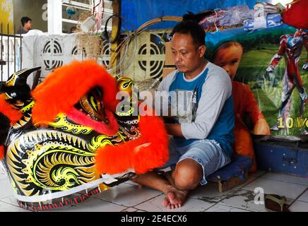 Bogor, Indonesia. 23 gennaio 2021. Un artigiano creatore di leoni (Barongsai) e drago (Liong) costumi da ballo, ispeziona le sue creazioni all'interno della sua casa prima delle celebrazioni lunari di Capodanno, a Bogor, Indonesia il 23 gennaio 2021. Milioni di cinesi in tutto il mondo celebreranno il nuovo anno lunare, il 2021 è l'anno dell'Ox, che cade il 12 febbraio in mezzo alla pandemia globale del coronavirus COVID-19. (Foto di Adrian/INA Photo Agency/Sipa USA) Credit: Sipa USA/Alamy Live News Foto Stock