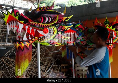 Bogor, Indonesia. 23 gennaio 2021. Un artigiano creatore di leoni (Barongsai) e drago (Liong) costumi da ballo, ispeziona le sue creazioni all'interno della sua casa prima delle celebrazioni lunari di Capodanno, a Bogor, Indonesia il 23 gennaio 2021. Milioni di cinesi in tutto il mondo celebreranno il nuovo anno lunare, il 2021 è l'anno dell'Ox, che cade il 12 febbraio in mezzo alla pandemia globale del coronavirus COVID-19. (Foto di Adrian/INA Photo Agency/Sipa USA) Credit: Sipa USA/Alamy Live News Foto Stock