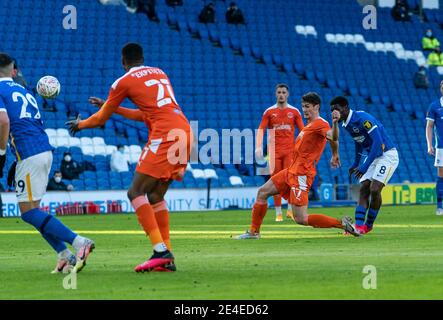 Brighton e Hove, Regno Unito. 23 gennaio 2021. Yves Bissouma di Brighton e Hove Albion segna per dare a Brighton la guida durante la quarta partita della fa Cup tra Brighton e Hove Albion e Blackpool, la partita è stata a porte chiuse senza sostenitori a causa dell'attuale blocco del governo pandemico COVID-19 all'AMEX Stadium, Brighton e Hove, Inghilterra il 23 gennaio 2021. Foto di Liam McAvoy. Credit: Prime Media Images/Alamy Live News Foto Stock