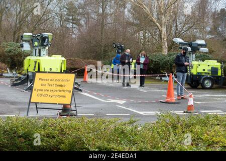 Ashford, Kent, Regno Unito. 23 gennaio 2021. La gente attende in coda per il test del flusso laterale di covid all'Ashford Eurogate Business Park. Il sito di test privo di sintomi è per le persone che attualmente non hanno sintomi, che potrebbero diffondere inconsapevolmente il virus nella comunità. Segno che indica di non entrare se si hanno sintomi Covid. Photo Credit: Paul Lawrenson-PAL Media/Alamy Live News Foto Stock