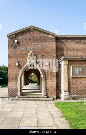 Chiostro sul lato sud della Cattedrale di Guildford, Stag Hill, architetto Sir Edward Maufe, Guildford, Surrey, Inghilterra Foto Stock