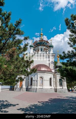 Chiesa della Risurrezione di Cristo a Foros, Crimea. Vista mozzafiato del tempio su una scogliera a strapiombo sul mare. Foto Stock