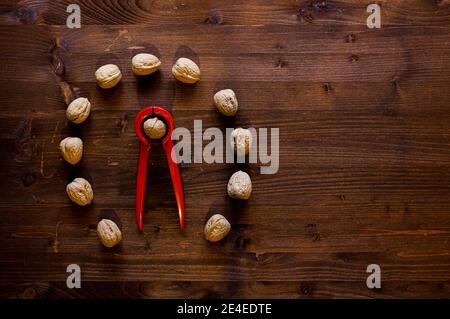 composizioni di noci sagomate su sfondo di legno per una sensazione naturale Foto Stock