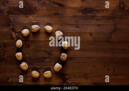 composizioni di noci sagomate su sfondo di legno per una sensazione naturale Foto Stock