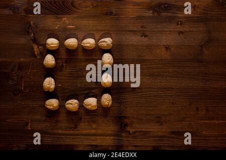 composizioni di noci sagomate su sfondo di legno per una sensazione naturale Foto Stock