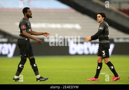 Cameron John di Doncaster Rovers (a sinistra) e Reece James (a destra) parlano mentre la seconda metà inizia durante la quarta partita della Coppa fa Emirates allo stadio di Londra. Data immagine: Sabato 23 gennaio 2021. Foto Stock