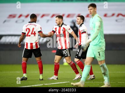 Il Billy Sharp di Sheffield United (centro) festeggia con i compagni di squadra Rhian Brewster (a sinistra) e John Fleck dopo aver segnato il secondo obiettivo della partita durante la quarta partita della Emirates fa Cup a Bramall Lane, Sheffield. Data immagine: Sabato 23 gennaio 2021. Foto Stock