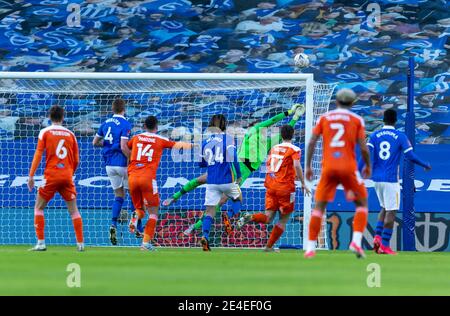 Brighton e Hove, Regno Unito. 23 gennaio 2021. Il portiere Christian Walton di Brighton e Hove Albion salva nella prima curva dal Luke Garbutch di Blackpool nel corso della quarta partita della fa Cup tra Brighton e Hove Albion e Blackpool, La partita è stata chiusa a porte chiuse senza sostenitori a causa dell'attuale blocco governativo della pandemia COVID-19 all'AMEX Stadium di Brighton e Hove, in Inghilterra, il 23 gennaio 2021. Foto di Liam McAvoy. Credit: Prime Media Images/Alamy Live News Foto Stock