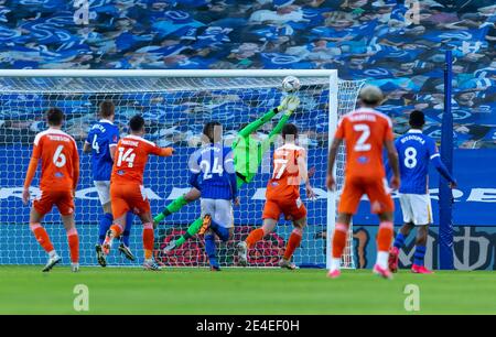 Brighton e Hove, Regno Unito. 23 gennaio 2021. Il portiere Christian Walton di Brighton e Hove Albion salva nella prima curva dal Luke Garbutch di Blackpool nel corso della quarta partita della fa Cup tra Brighton e Hove Albion e Blackpool, La partita è stata chiusa a porte chiuse senza sostenitori a causa dell'attuale blocco governativo della pandemia COVID-19 all'AMEX Stadium di Brighton e Hove, in Inghilterra, il 23 gennaio 2021. Foto di Liam McAvoy. Credit: Prime Media Images/Alamy Live News Foto Stock