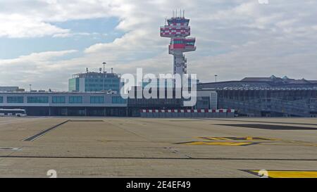 Roma, Italia - 28 gennaio 2016: Torre di controllo all'aeroporto di Fiumicino a Roma. Foto Stock