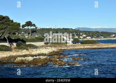 Francia, costa azzurra, Cap d'Antibes, il faro di Garoupe, l'inizio del sentiero costiero che costeggia la costa fino alla baia del miliardario Foto Stock