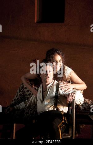 Roberto Alagna (Don Jose), Elina Garanca (Carmen) in CARMEN by Bizet alla Royal Opera, Covent Garden, Londra WC2 03/10/2009 direttore: Bertrand de Billy design: Tanya McCallin illuminazione: Paule Constable regista: Francesca Zambello Foto Stock