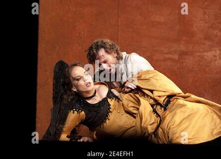 Elina Garanca (Carmen), Roberto Alagna (Don Jose) in CARMEN by Bizet alla Royal Opera, Covent Garden, Londra WC2 03/10/2009 direttore: Bertrand de Billy design: Tanya McCallin illuminazione: Paule Constable regista: Francesca Zambello Foto Stock