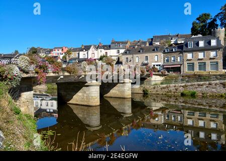 Fiume Oust, parte del canale Nantes a Brest, e ponte fiorito a Josselin, un comune nel dipartimento del Morbihan in Bretagna nel nord-ovest della Francia Foto Stock