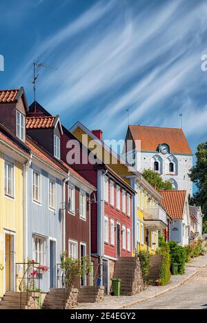 RONNEBY, SVEZIA - 01 AGOSTO 2020: Una delle strade colorate della città. Foto Stock