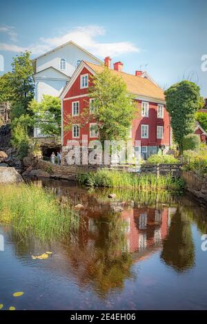 RONNEBY, SVEZIA - 01 AGOSTO 2020: La galleria d'arte chiamata Mor oliviagarden alla cascata della città. Foto Stock