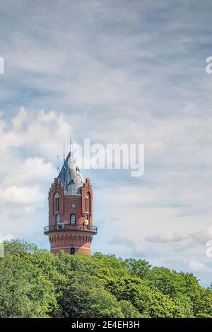 RONNEBY, SVEZIA - 01 AGOSTO 2020: La torre d'acqua ornata della città che è ora di torre di osservazione per i turisti. Foto Stock