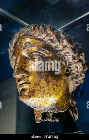 La testa dorata in bronzo della dea Sulis Minerva nel museo delle terme romane, un'attrazione turistica nella città di Bath, Somerset, Inghilterra sud-occidentale Foto Stock