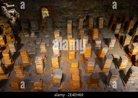 Il caldarium nel museo delle terme romane, una delle principali attrazioni turistiche della città di Bath, Somerset, Inghilterra sud-occidentale Regno Unito Foto Stock