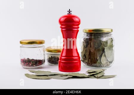 una foglia di alloro e peppercorn in vasi di vetro Foto Stock
