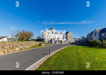 L'entrata e l'esterno del Twr y Felin Hotel e ristorante a St Davids, una piccola città cattedrale in Pembrokeshire, Galles sudoccidentale in una giornata di sole Foto Stock