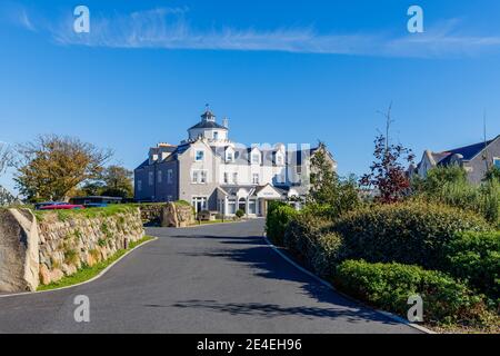 L'entrata e l'esterno del Twr y Felin Hotel e ristorante a St Davids, una piccola città cattedrale in Pembrokeshire, Galles sudoccidentale in una giornata di sole Foto Stock