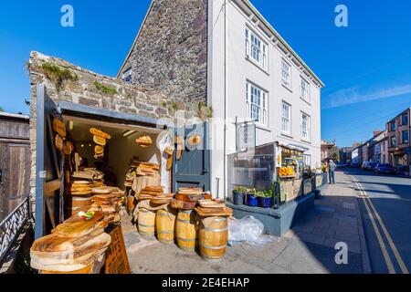 Un negozio locale di carteggiatori in legno che vende souvenir turistici nella strada principale di St David's, una piccola città cattedrale in Pembrokeshire, Galles del sud-ovest Foto Stock