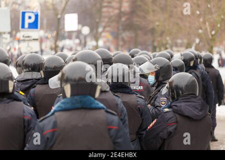 TULA, RUSSIA - 23 GENNAIO 2021: Riunione di massa pubblica a sostegno di Alexei Navalny, molti agenti di polizia indossare caschi neri lucidi kolpak-1SB in attesa Foto Stock