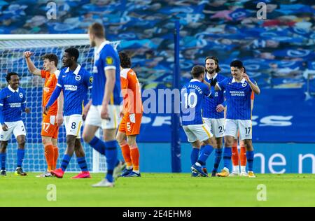 Brighton e Hove, Regno Unito. 23 gennaio 2021. Steven Alzate di Brighton e Hove Albion festeggia il suo obiettivo con Alexis Mac Allister di Brighton e Hove Albion durante la quarta partita della fa Cup tra Brighton e Hove Albion e Blackpool, La partita è stata chiusa a porte chiuse senza sostenitori a causa dell'attuale blocco governativo della pandemia COVID-19 all'AMEX Stadium di Brighton e Hove, in Inghilterra, il 23 gennaio 2021. Foto di Liam McAvoy. Credit: Prime Media Images/Alamy Live News Foto Stock
