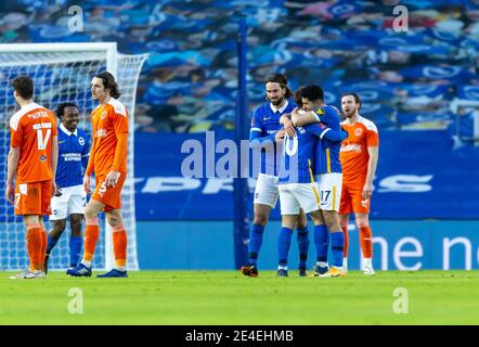 Brighton e Hove, Regno Unito. 23 gennaio 2021. Steven Alzate di Brighton e Hove Albion festeggia il suo obiettivo con Alexis Mac Allister di Brighton e Hove Albion durante la quarta partita della fa Cup tra Brighton e Hove Albion e Blackpool, La partita è stata chiusa a porte chiuse senza sostenitori a causa dell'attuale blocco governativo della pandemia COVID-19 all'AMEX Stadium di Brighton e Hove, in Inghilterra, il 23 gennaio 2021. Foto di Liam McAvoy. Credit: Prime Media Images/Alamy Live News Foto Stock