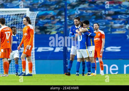 Brighton e Hove, Regno Unito. 23 gennaio 2021. Steven Alzate di Brighton e Hove Albion festeggia il suo obiettivo con Alexis Mac Allister di Brighton e Hove Albion durante la quarta partita della fa Cup tra Brighton e Hove Albion e Blackpool, La partita è stata chiusa a porte chiuse senza sostenitori a causa dell'attuale blocco governativo della pandemia COVID-19 all'AMEX Stadium di Brighton e Hove, in Inghilterra, il 23 gennaio 2021. Foto di Liam McAvoy. Credit: Prime Media Images/Alamy Live News Foto Stock