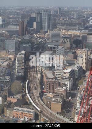 Vista aerea verso il basso sulla città di Londra verso Waterloo East stazione ferroviaria Foto Stock