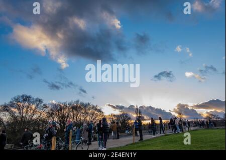 Londra, Regno Unito. 23 gennaio 2021. Londra è al livello 4 (blocco 3) e Hampstead Heath è occupato. È freddo ma asciutto in modo da la gente cerca l'aria fresca e l'esercitazione. Credit: Guy Bell/Alamy Live News Foto Stock