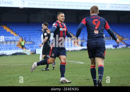 Birkenhead, Regno Unito. 23 gennaio 2021. Antoni Sarcevic di Bolton Wanderers festeggia con il suo compagno di squadra Eoin Doyle dopo aver segnato la sua squadra 1° goal. EFL Skybet Football League Two match, Tranmere Rovers contro Bolton Wanderers al Prenton Park, Birkenhead, Wirral sabato 23 gennaio 2021. Questa immagine può essere utilizzata solo per scopi editoriali. Solo per uso editoriale, è richiesta una licenza per uso commerciale. Nessun uso in scommesse, giochi o un singolo club/campionato/giocatore publications.pic di Chris Stading/Andrew Orchard sports photography/Alamy Live News Credit: Andrew Orchard sports photography/Alamy Live News Foto Stock