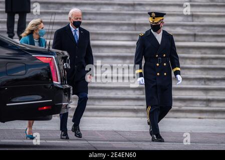 Washington, Stati Uniti d'America. 20 gennaio 2021. Il presidente degli Stati Uniti Joe Biden Jr. E la First Lady Dr. Jill Biden sono scortati dal generale dell'esercito Gen. Omar J. Jones IV, comandante generale, Joint Task Force-National Capital Region, per la cerimonia di revisione del passaggio durante la 59a cerimonia di inaugurazione presidenziale al Campidoglio 20 gennaio 2021 a Washington, DC Credit: Planetpix/Alamy Live News Foto Stock