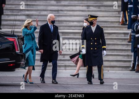 Washington, Stati Uniti d'America. 20 gennaio 2021. Il presidente degli Stati Uniti Joe Biden Jr. E la First Lady Dr. Jill Biden sono scortati dal generale dell'esercito Gen. Omar J. Jones IV, comandante generale, Joint Task Force-National Capital Region, per la cerimonia di revisione del passaggio durante la 59a cerimonia di inaugurazione presidenziale al Campidoglio 20 gennaio 2021 a Washington, DC Credit: Planetpix/Alamy Live News Foto Stock